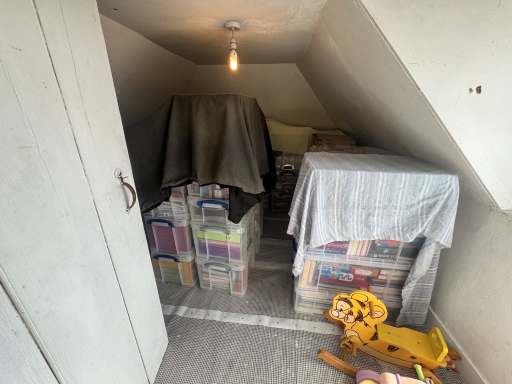 Lot: 144 - FREEHOLD DETACHED PERIOD FARMHOUSE, STUDIO APARTMENT OVER QUADRUPLE GARAGE - RESIDENTIAL INVESTMENT - Farmhouse - attic room 2